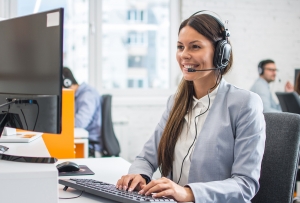 Frau am PC - Kundendienst - Buchhaltung - Zahlungsinformationen