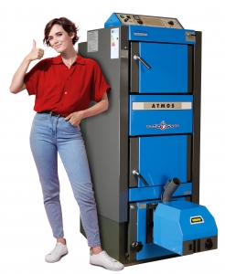 Frau mit Daumen hoch und ATMOS Kessel