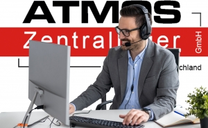 Mann am Computer mit ATMOS Logo
